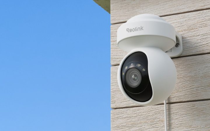 Reolink E1 Outdoor Pro telecamera PTZ Wi-Fi 6 4K installata all'esterno
