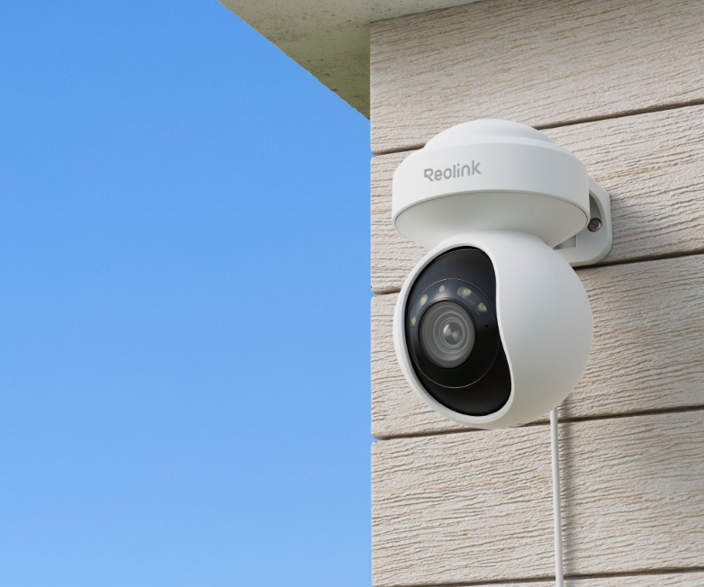 Reolink E1 Outdoor Pro telecamera PTZ Wi-Fi 6 4K installata all'esterno