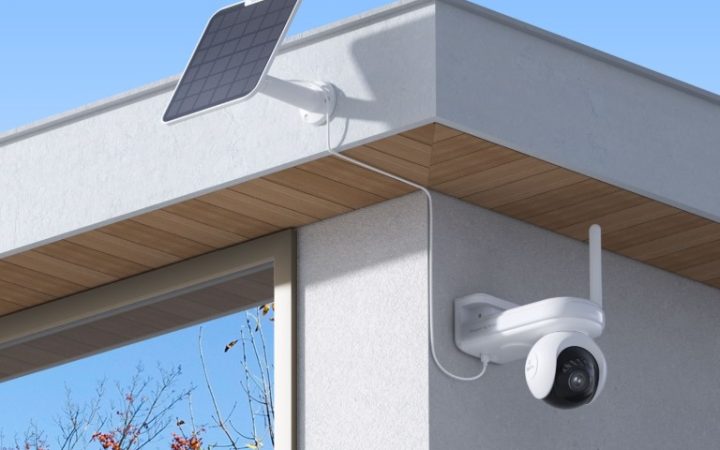 Reolink Altas PT Ultra installata all esterno con pannello solare