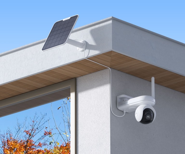 Reolink Altas PT Ultra installata all esterno con pannello solare